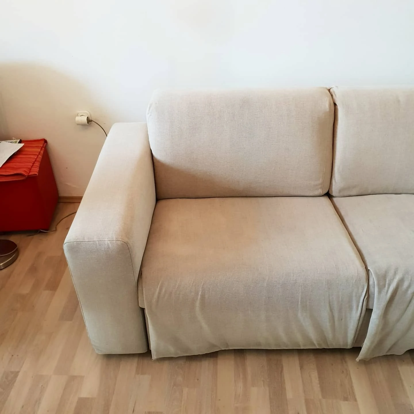 Svijetla fotelja prije dubinskog čišćenja
