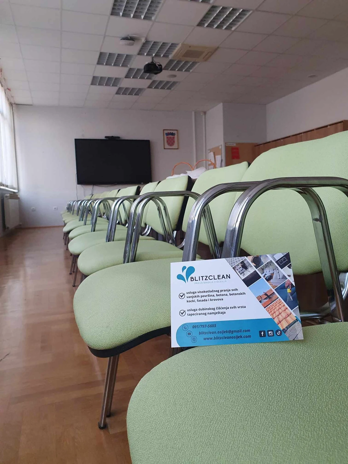 Poslovne stolice pripremljene za dubinsko čišćenje