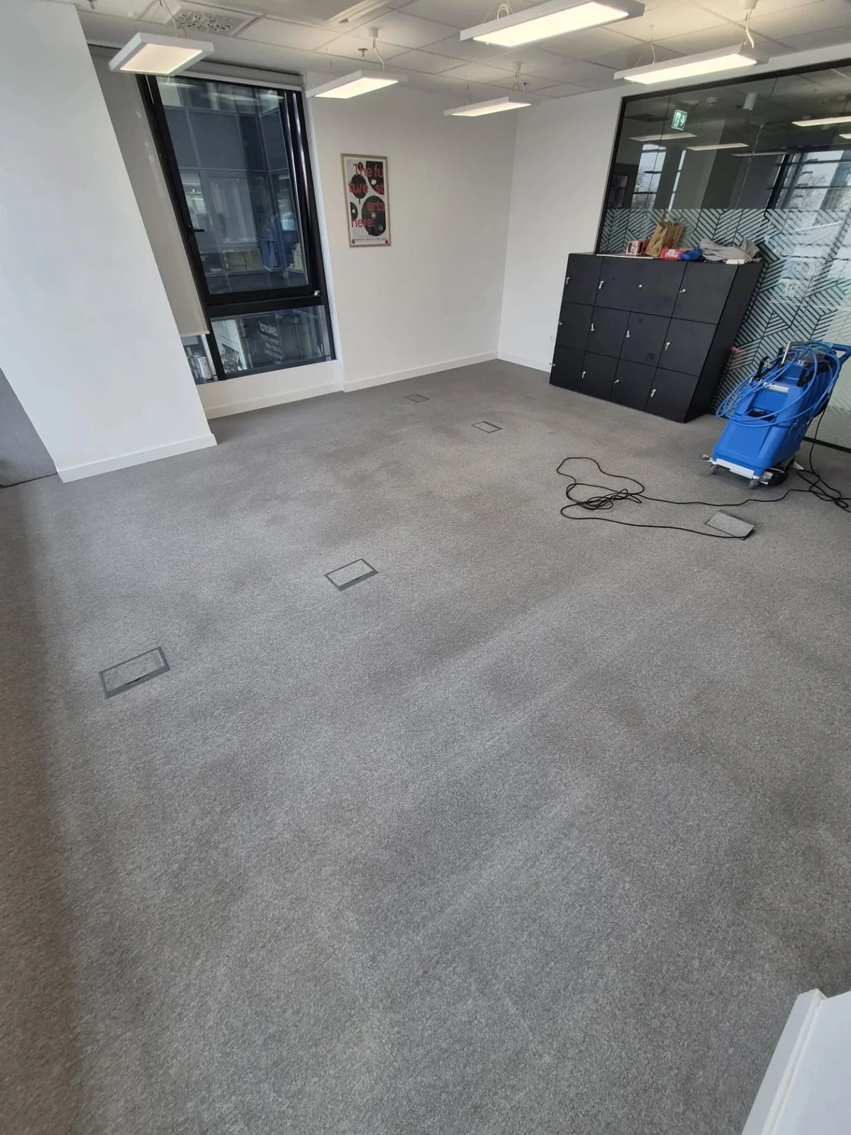 Poslovni tepison prije strojnog čišćenja