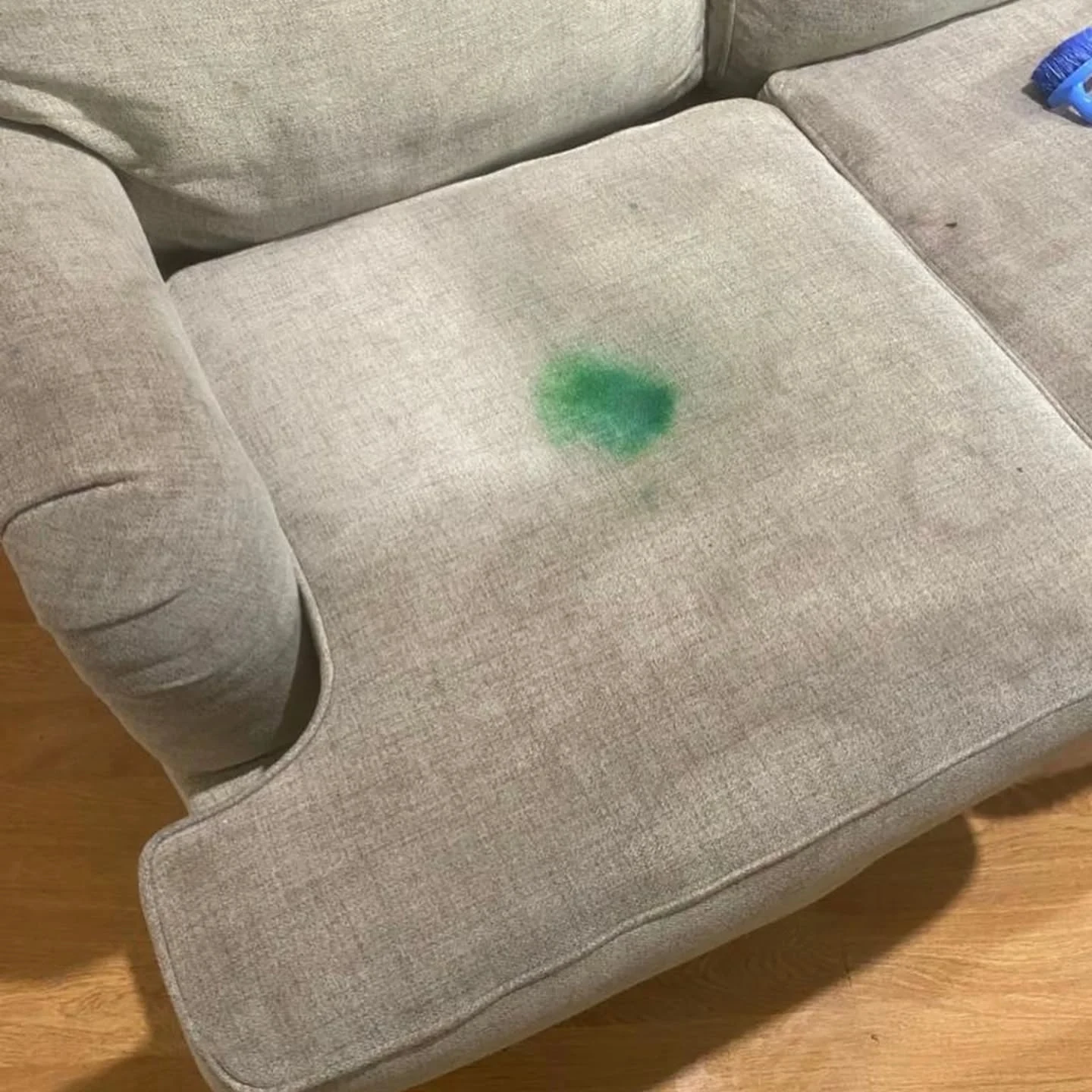 Tapecirana fotelja prije dubinskog čišćenja