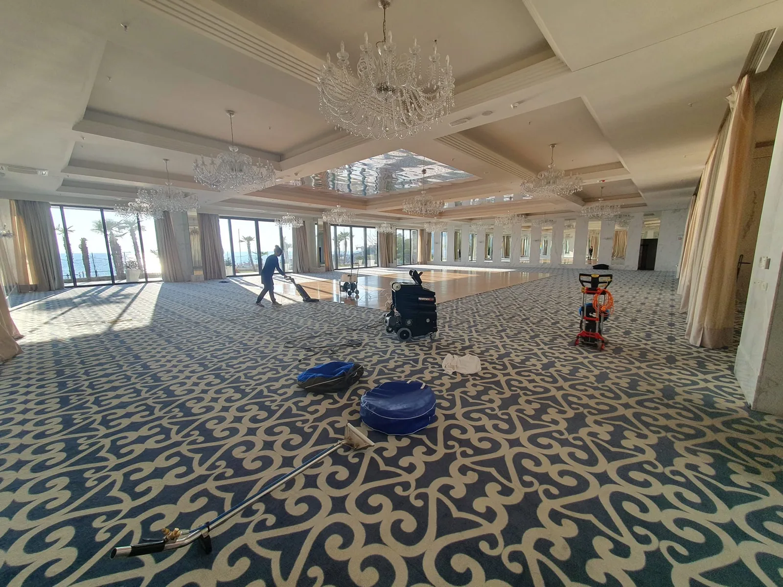Profesionalno čišćenje velikog tepiha u hotelskoj dvorani